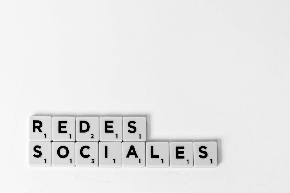 Scrabble tiles spelling 'Redes Sociales' illustrating a social media concept on a white background